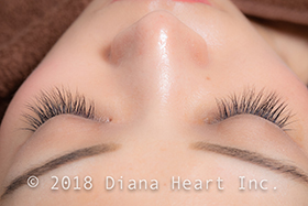 キュートデザイン両目閉じ