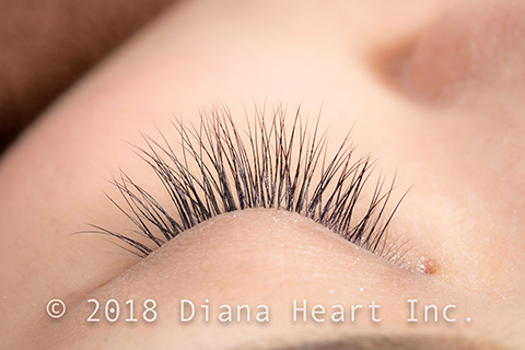 キュートデザイン左目閉じ