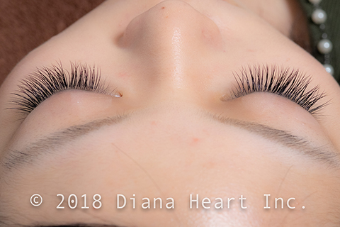 キュートデザイン両目閉じ