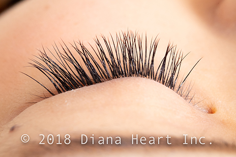 セクシーデザイン左目閉じ