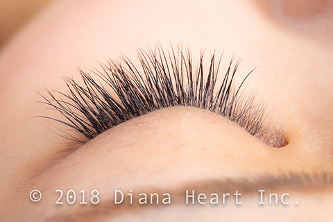 セクシーデザイン左目閉じ